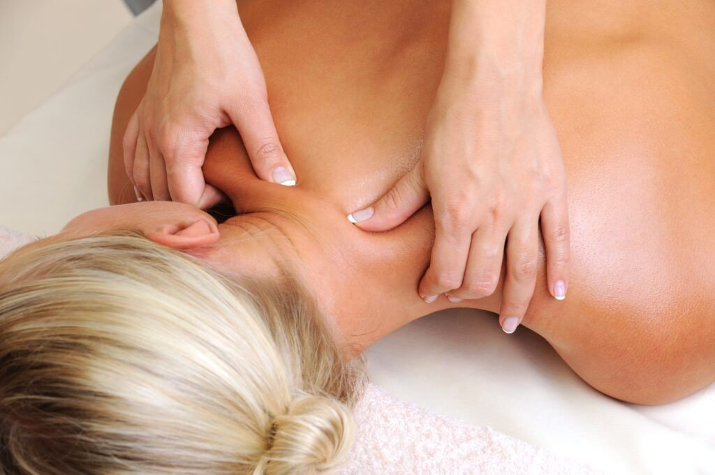 massage-body-young-woman-beauty-salon